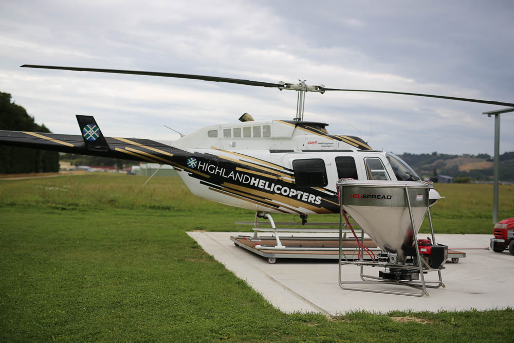 Helispread helicopter spreading equipment in operation — image 10